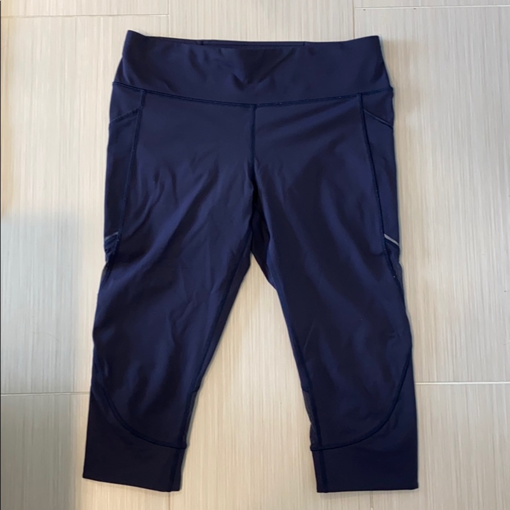 Lululemon Navy Capri Leggings w/ mesh Size 12